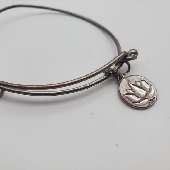 Lotus leaf silver tone peaceful treasures bracelet - Picture 1 of 2
